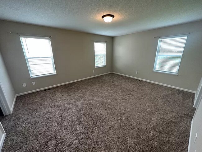 Building Photo - Gorgeous 5 Bedroom, 3.5 Bath Single Family...