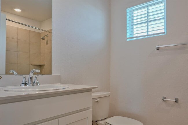 Building Photo - 129 Honey Bee Rd