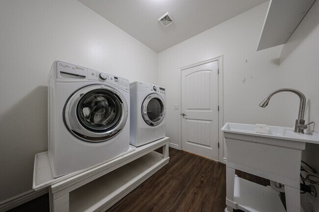 Building Photo - 2744 E Donato Dr