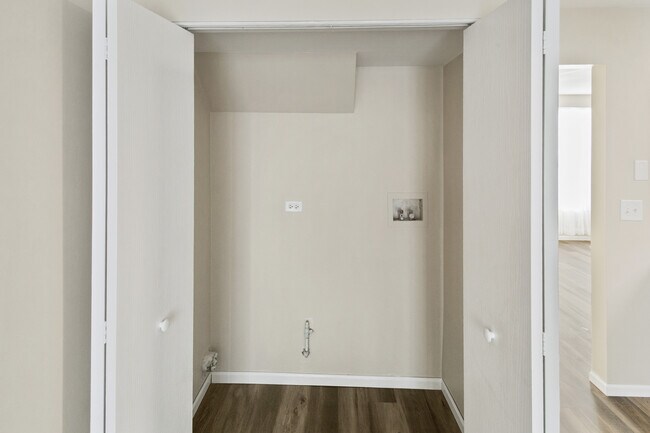 Building Photo - 924 Symphony Dr