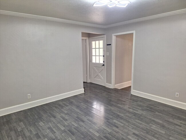 Building Photo - Large Awesome Home with Shop