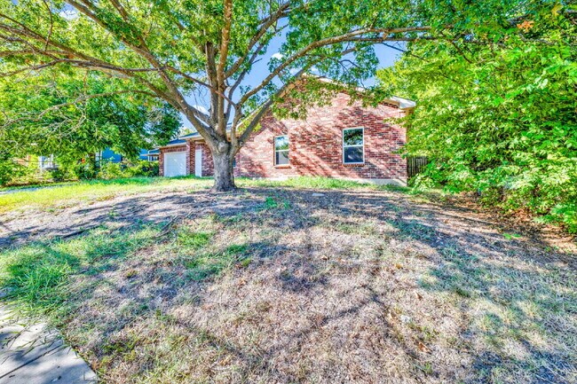 Building Photo - "Charming 3-Bed, 2-Bath Greenville Home with Elegant Granite Countertops!"