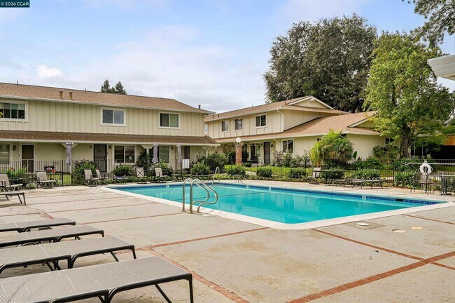 Building Photo - 560 La Copita Ct