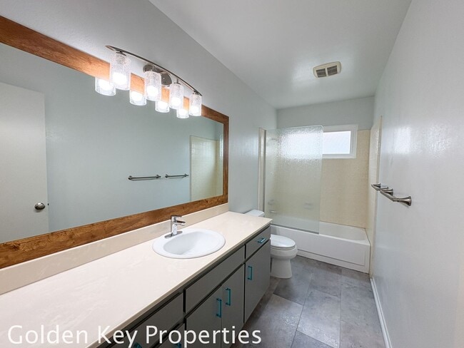 Building Photo - Welcome to this stunning 3-bedroom, 2-bath...