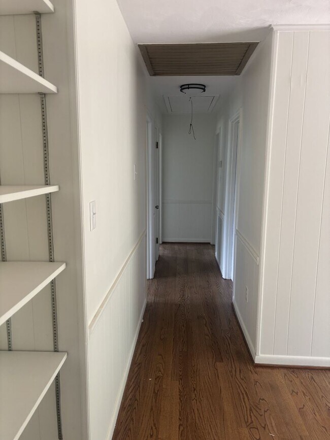 Building Photo - Beautiful & spacious renovated home.