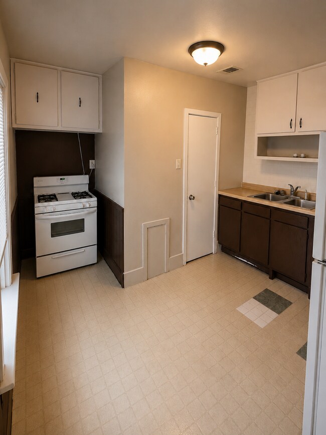 Building Photo - Town House: 2 bedroom & 1 bathroom