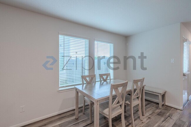 Building Photo - Unit