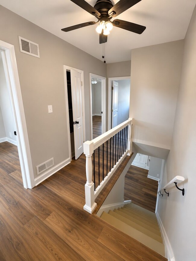 Building Photo - Beautiful 3 Bedroom 1.5 Bath recently rotavated