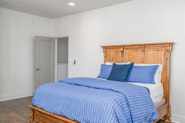 Building Photo - Desirable Hampstead Living!