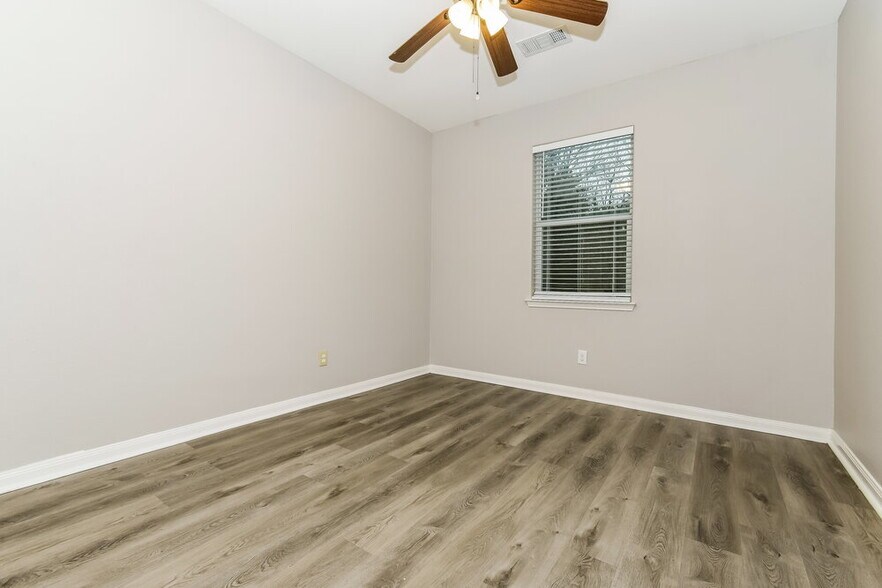 Building Photo - 1613 Mesquite Ln