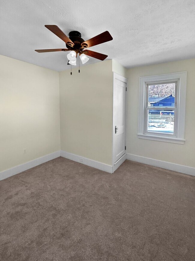 Building Photo - Welcome to this charming 2-bedroom, 1-bathroom home located in the heart of Crescent Township, PA