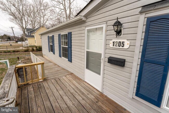 Building Photo - 1205 W 6th St