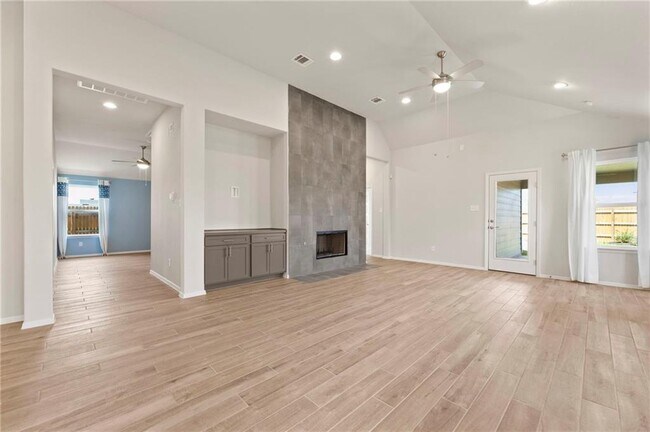 Building Photo - 102 Crooked Trail