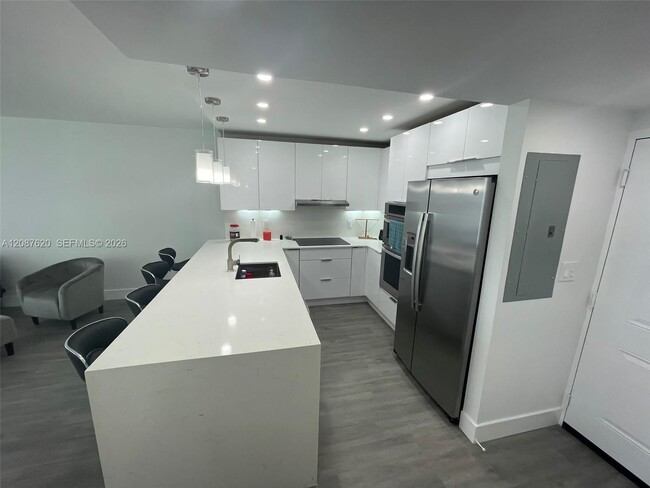 Building Photo - 100 Bayview Dr