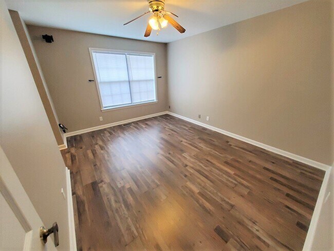Building Photo - Spacious 3BR/2.5BA Townhouse in The Maples...