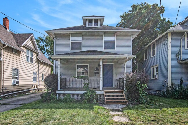 Building Photo - 528 Avon St