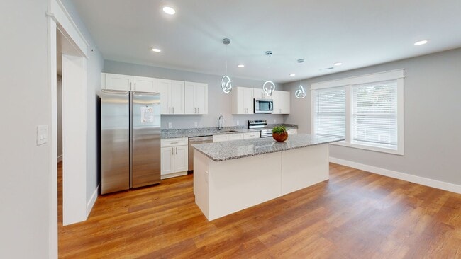 Building Photo - $1535 per Bedroom | 6BR with Private Bathr...