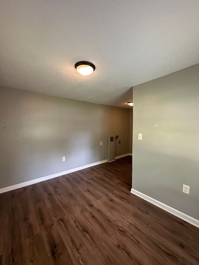 Building Photo - 2700 E Memorial Dr