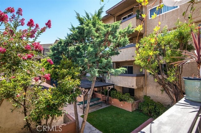 Building Photo - 320 E Stocker St