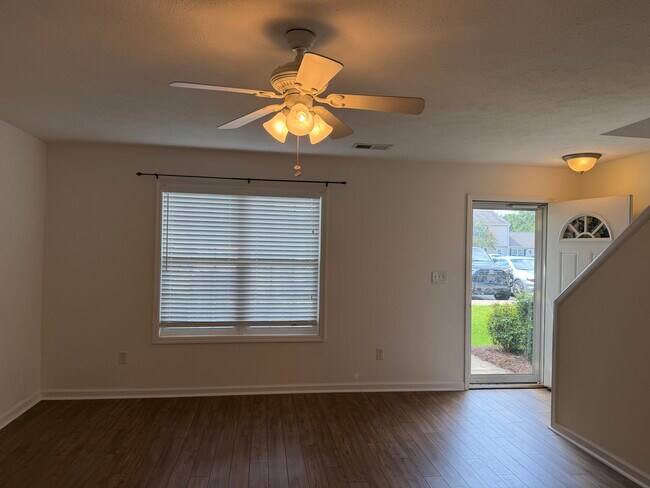 Building Photo - 640 Date Palm Cir