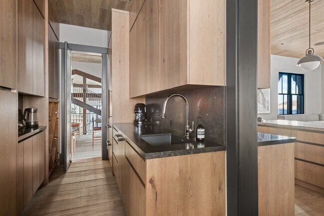 Building Photo - 379 Divide Dr