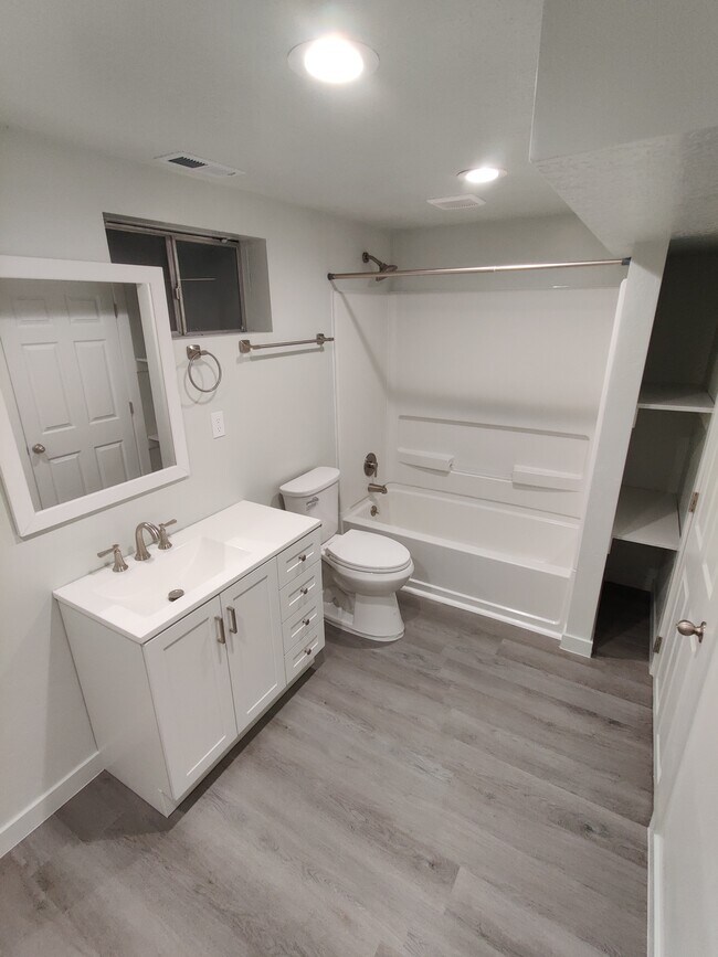 Building Photo - 255 E Tennyson Ave