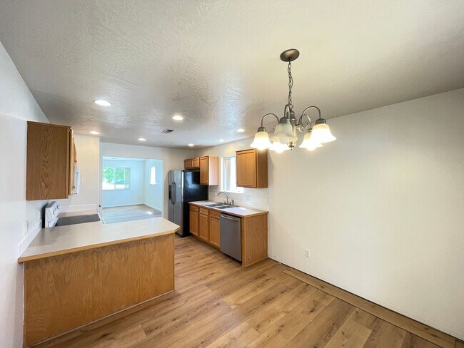 Building Photo - Clean 3 Bed 2 Bath in the Landings