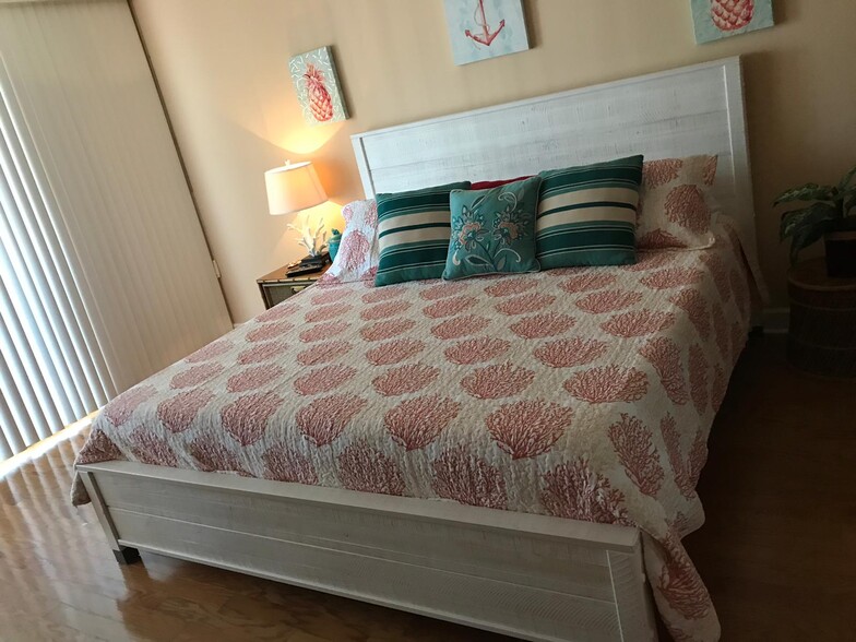 King size bed with comfy mattress - 6219 Palma Del Mar Blvd S