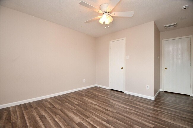 Building Photo - 5418 Cinnamon Lake Dr