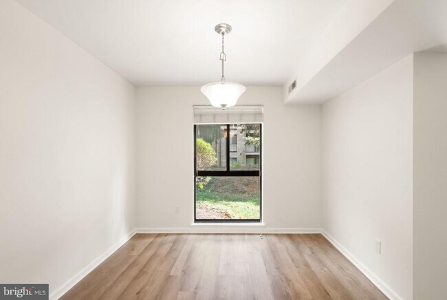 Building Photo - 2042 Royal Fern Ct