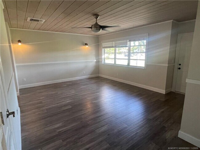 Building Photo - 885 NW River Shores Blvd