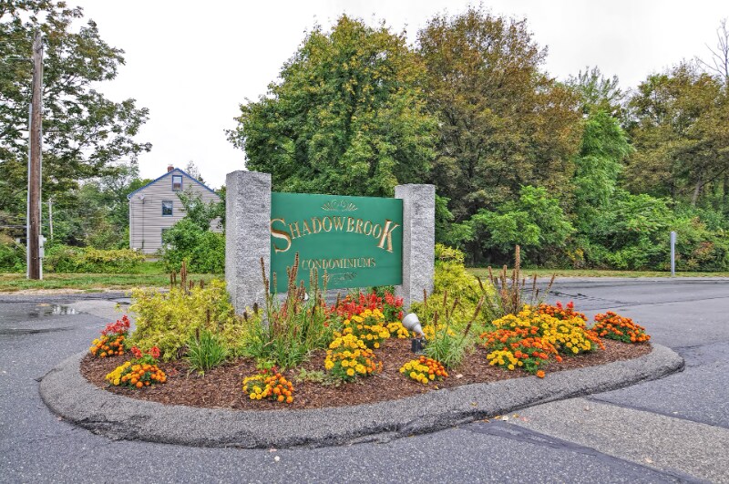 Building Photo - 15 Shadowbrook Ln