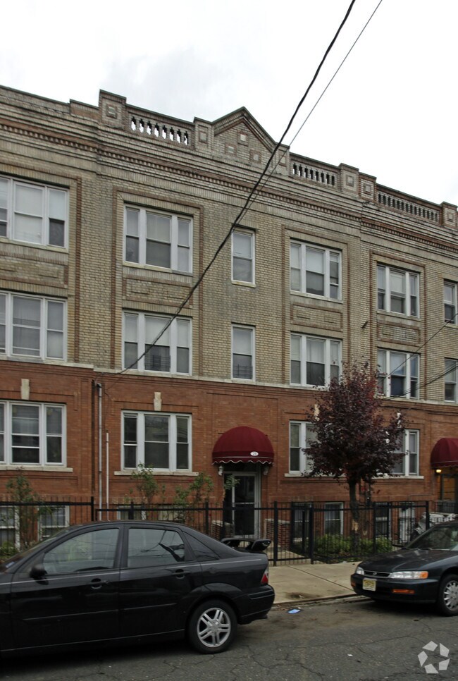 Primary Photo - 27-29 Van Wagenen Ave