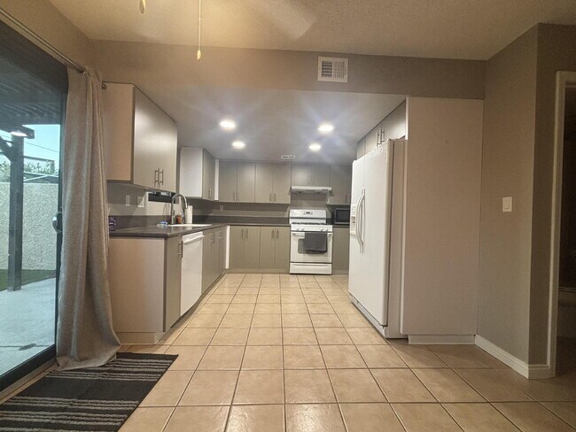 Building Photo - 2 Bed |1 Bath Multi-Family Unit with Private Backyard for Rent – North Las Vegas