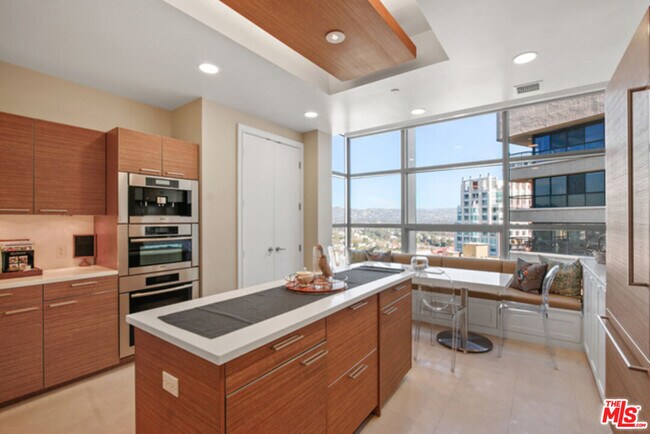 Building Photo - 10776 Wilshire Blvd