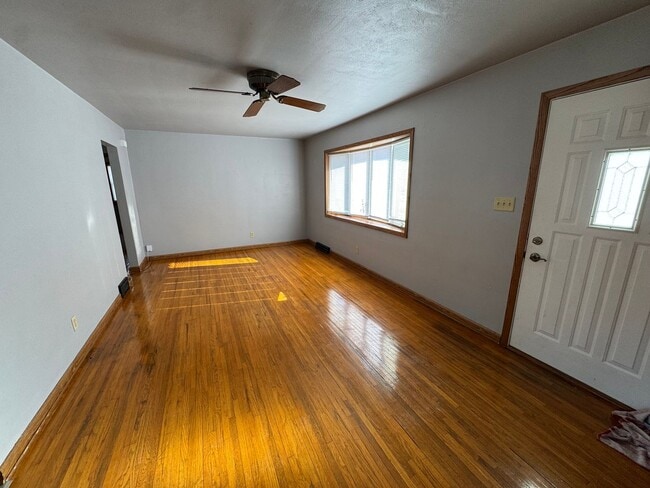 Building Photo - Main level house available for rent