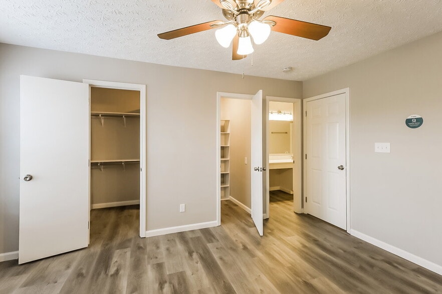 Building Photo - 4439 Connaught Dr E