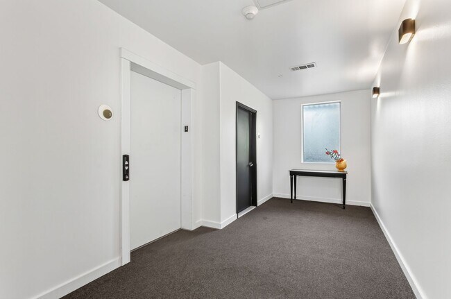 Building Photo - 1 Bedroom, 1 Bath Condo!