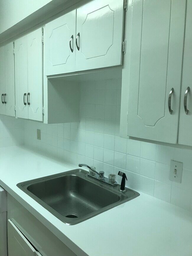Building Photo - 2101 Fountain View Dr