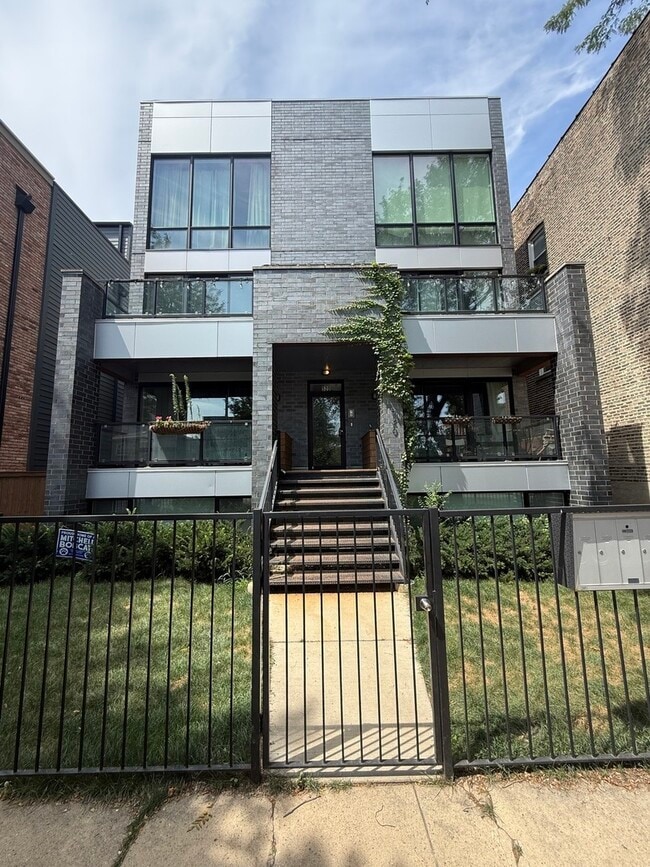 Primary Photo - 520 N Oakley Blvd