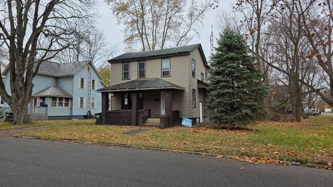 Building Photo - 915 S Freedom Ave