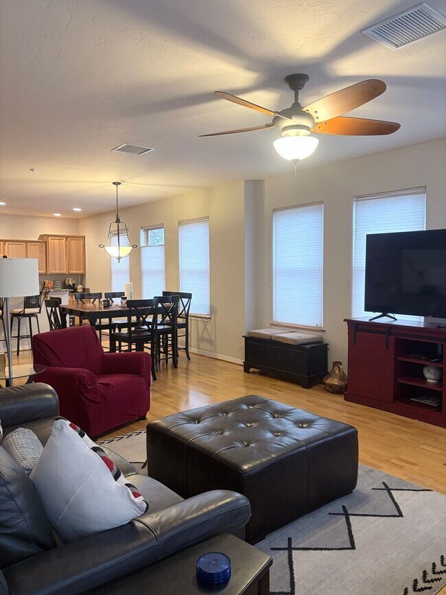 Building Photo - Fully furnished townhome
