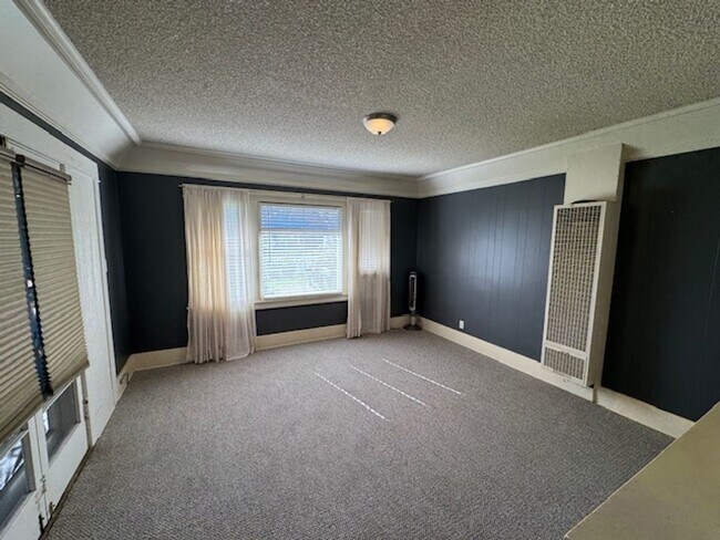 Building Photo - 3811 E 10th St