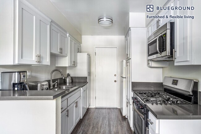 Building Photo - 311 S Doheny Dr