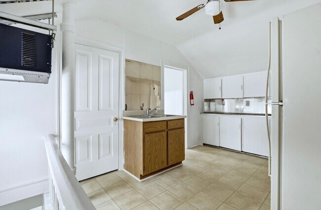 Building Photo - 926 N Porter St