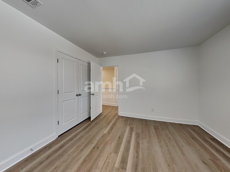 Building Photo - 472 Pointe Dr