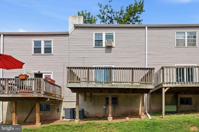 Building Photo - 736 Village Ln.
