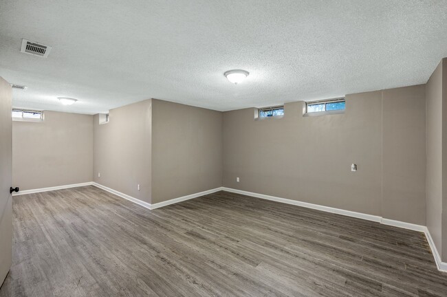 Building Photo - Eden Prairie Townhome, 2 bedroom, 2.5 bath...