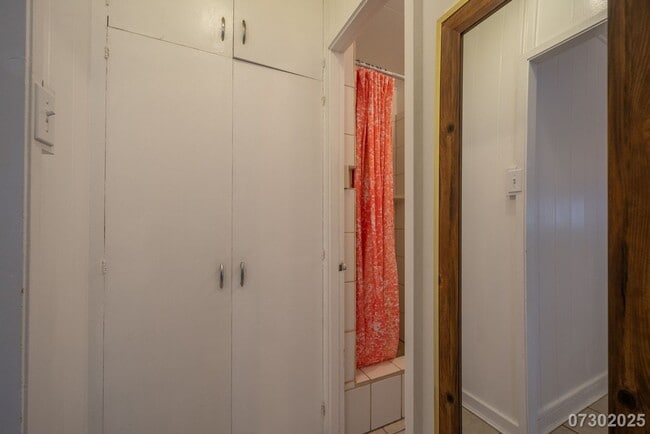 Building Photo - Conveniently Located Moi'ili'ili Apt. near...