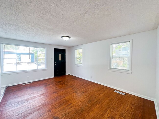 Building Photo - 2833 E Vermont St